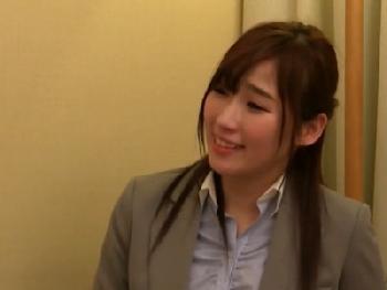 インタビューの時点からめちゃくちゃ困り顔の素人OLが挿入されたら身体をヨジらせて激イキ！巨乳お姉さんハメ撮りのエロ動画