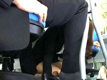 スラリと伸びた美脚美形お姉さんOLと足コキFUCK！会社内で声を押し殺しながらイク！フェラ手コキのエロ動画