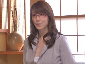 15年間引きこもり続けた弟を社会復帰させたカリスマカウンセラー熟女OLパンストめがねのエロ動画