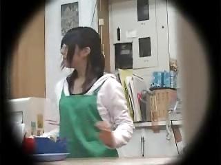 本屋のめがね店員に痴漢したら手コキしてくれた！盗撮のエロ動画