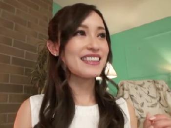 普段は美容師なキレイなお姉さんが隠れ淫乱発揮してドエロい中出しセックス披露痴女ハメ撮りのエロ動画