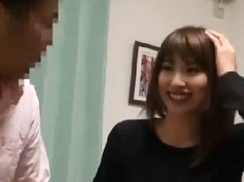 壁から抜け出せなくなった上原亜衣がヘンタイ男達に犯されまくるW巨乳美少女ロリぶっかけのエロ動画