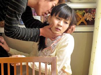 マッサージ治療にきた客に突然犯されてしまうマダム巨乳人妻柳朋子のエロ動画