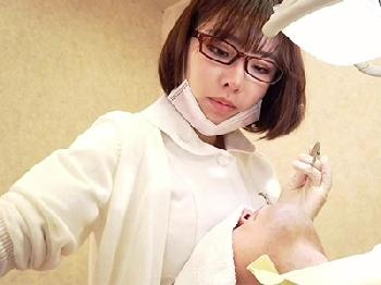 患者を欲情させる歯科助手！まわりにバレないようコッソリ挿入して何度も膣アクメ美少女痴女めがね盗撮のエロ動画