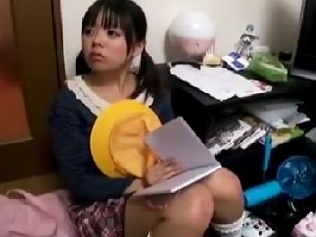 お菓子で小〇生を釣って部屋に呼び込み凌辱するヤバいオジサン美少女ロリパイパン中出しハメ撮りレイプのエロ動画