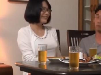 友人が寝ている間に奥さんを寝取られ性的暴行！夫婦SEXに混ざって勝手に3P開始人妻めがねのエロ動画