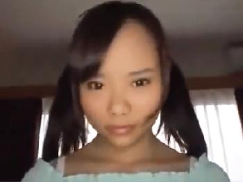 童顔なパイパン娘に生姦→膣奥に濃い精液たっぷり流し込み！美少女ロリコスプレ中出しのエロ動画