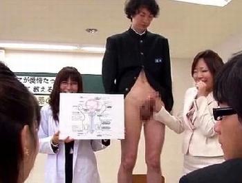 母子でまさかのSEX実習！息子の息子を咥えて欲情したお母さんたち人妻フェラ近親相姦のエロ動画