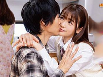 何も知らない母を横目に妹と兄が濃密ベタベタディープキス性交のエロ動画