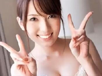 欲求不満の奥さんが隣の青年を廊下で襲い騎乗位ファックで精液搾取W巨乳痴女人妻中出し露出のエロ動画