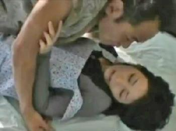 義理のお父さんに押し倒され強引に犯される美人若奥様人妻近親相姦のエロ動画