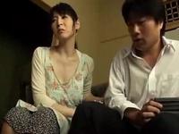 友人の家でJAV鑑賞中にお母さん乱入→我慢できずに中出しハメ！巨乳人妻熟女のエロ動画