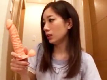 淫乱妻が太っといディルドを前に疼きが止まらなくなり他人棒にしゃぶりつきフェラチオ抜き痴女人妻のエロ動画