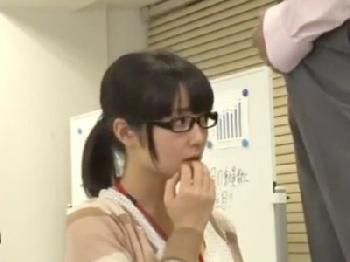 めがねのいかにも純粋そうな美形少女OLを脱がすと無毛会社パコ美少女パイパンのエロ動画