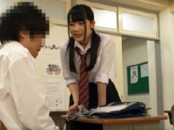 彼女の友人に教室で強引に迫られねっとりチューからのイチャラブ寝取られ性交巨乳女子校生美少女ロリのエロ動画