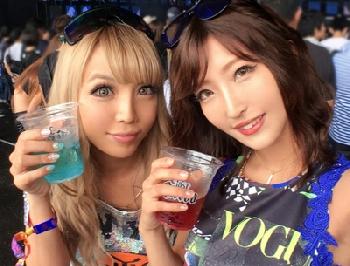 真夏の野外フェスで捕まえたノリノリギャル2人とロデオ大乱交！巨乳素人痴女ナンパのエロ動画