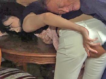 一人エッチを目撃されたのをきっかけに従業員の欲望処理に使われる社長夫人巨乳人妻乱交のエロ動画