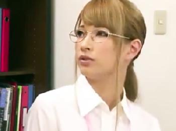 『いっぱい気持ち良くなってください‥』契約を取る為に枕営業する生保レディハーフOLめがね顔射のエロ動画