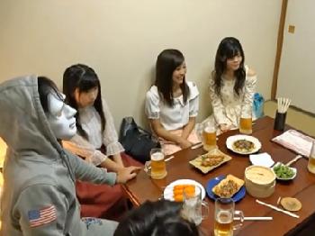 ユーチューバーが金持ち相手に開催してるヤリコン飲み会巨乳美少女乱交のエロ動画