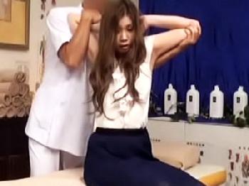 整体にやってきた美人OLが悪党整体師に犯されて中出しされちゃう様子盗撮マッサージのエロ動画