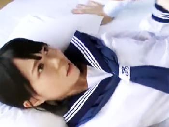 中年デブ男が童顔J〇にベロキスキメてのしかかりプレスでハメ倒し女子校生美少女ロリ顔射のエロ動画