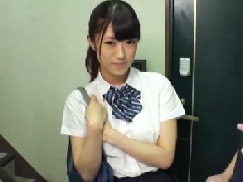 『イチモツ凄く硬くなってる‥』プリ尻に太もも&ニーソックスがたまらない女子校生と性的興奮MAXパコ美少女ロリのエロ動...