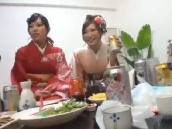 新年早々に浮かれてはしゃぐ美形お姉さん達と乱交パコ→精液中出し決行のエロ動画