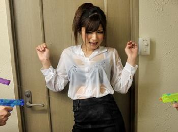 出世を競う同僚に仕組まれた奥さんOL→男性社員に透け透け姿にさせられ辱めにW痴女人妻さとう遥希のエロ動画