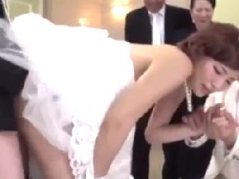 人生で最高の日である結婚式！こんな祝いの日は親戚一同で家族団らんな大乱交巨乳人妻近親相姦のエロ動画