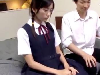 マジメでめがねな学級委員長JCが大好きな彼氏と中出しSEX！美少女痴女のエロ動画