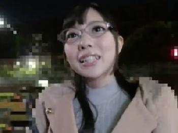 地味な雰囲気のめがねっ娘は隠れ巨大乳房！ギンギン肉棒ねじ込み中出しハメ！巨乳のエロ動画