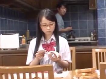 肉欲絶倫な女子校生姉妹が男を惑わす小悪魔誘惑→M男の勃起男根で中出し3P開始！美少女ロリ近親相姦のエロ動画