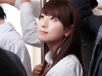 可愛い制服美形少女を発見したリーマンが満員電車で痴漢レイプ！女子校生美少女のエロ動画