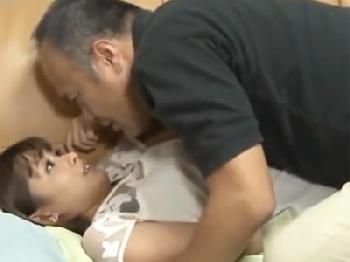 『止めてください‥』ハゲ爺に強引に犯され→中出しされてしまう美人マダム人妻レイプのエロ動画