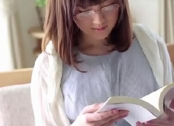 趣味は読書で性格はお淑やか…俗にいう箱入りお嬢様が色々と道を間違えてアダルトビデオデビュー♡巨乳お姉さんコスプレめがねデビュ...
