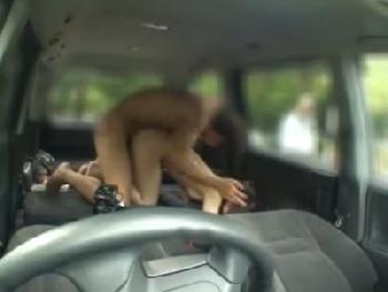 外から見えてる！誰かに見られるようなシチュエーションで公開パコ！巨乳お姉さん露出のエロ動画