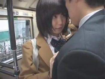 バス通学の黒髪女子校生がイケメンに逆痴漢仕掛けて対面挿入美少女顔射のエロ動画