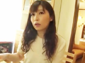 『早くしないと帰ってきちゃう‥』夫の帰宅前に中出し不貞性交でオーガズムする不貞妻巨乳人妻ハメ撮りのエロ動画