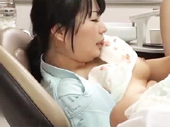 夫がかまってやらないから妻は欲求不満で職場で大変なことになっています痴女人妻熟女のエロ動画