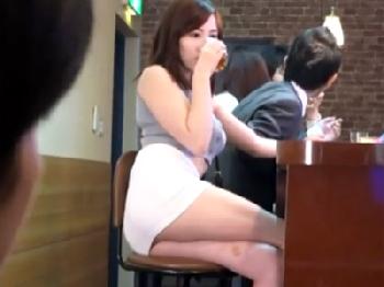 同窓会で会った初恋の女と酒に酔ってトイレでこっそり寝取りパコ人妻露出のエロ動画