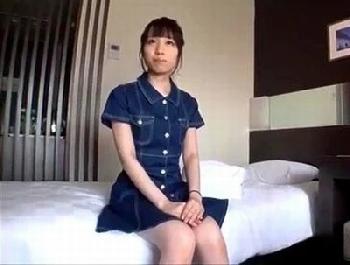 童顔幼顔に見えて洋菓子店て働いてる立派なオフィスレディ！身体の方は未発達でプロ男優男根に悶絶イキ素人美少女ロリナンパのエロ動...