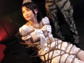 捕らえられた気の強いプリンセスが容赦なき拷問性的暴行に白目でベロ出しアへイキ美少女ロリレイプのエロ動画