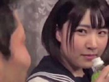 夜行バスで乗り合わせた美形少女女子校生が積極的に跨り狭い空間で猛烈興奮性交美少女パイパン中出しのエロ動画