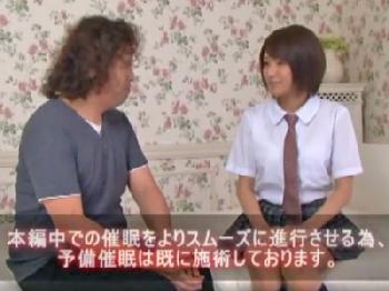 催眠状態にした女子校生が欲情→キモ男の陰茎でもどうしても欲しくて受け入れFUCK美少女のエロ動画