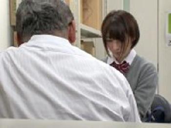 万引をしてバックヤードに連れてこられて休憩に来る店員に次々お仕置きされる女子校生美少女レイプ乱交のエロ動画