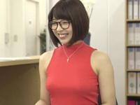 めがねが似合う巨大乳房ノーブラニットオフィスレディをオフィスレイプ巨乳美少女OLのエロ動画
