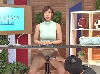 ハメられながらニュースを生ハメ放送する女子アナお姉さん中出し水野朝陽のエロ動画