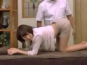 マッサージに発情した客がトイレに移動し施術者にまたがり中出しファック＆おもらし巨乳お姉さんのエロ動画