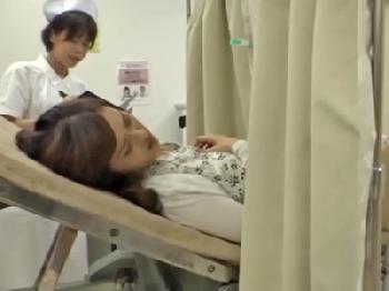 産婦人科でカーテン越しにペニ棒注射する先生巨乳人妻中出しのエロ動画