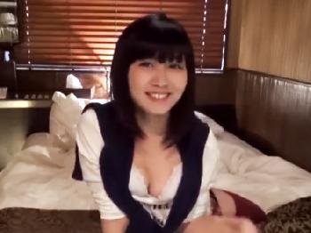18歳女子校生とホテルで制服着衣ハメ撮り美少女顔射のエロ動画